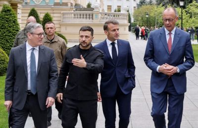 «Χαιρετίζουμε το έργο του προέδρου (των ΗΠΑ Ντόναλντ) Τραμπ για να σταματήσει η σφαγή στην Ουκρανία, η οποία έχει ελευθερία επιλογής», αναφέρουν οι Ευρωπαίοι ηγέτες