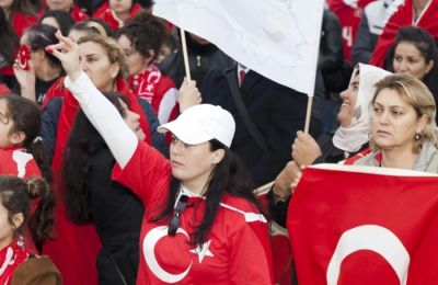 Εικόνες του καναλιού ARD, από κρυφή κάμερα σε oργάνωση στο Ντούισμπουργκ Ραϊνχάουζεν, δείχνει τους Γκρίζους Λύκους να στρατολογούν παιδιά και νέους
