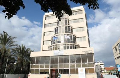 Όπως αναφέρεται σε ανακοίνωσή του, το Υπουργείο διαπιστώνει «με λύπη ότι ο συντάκτης του κειμένου προβάλλει αποσπασματικά ορισμένα στοιχεία, για να καταλήξει σε αυθαίρετα συμπεράσματα».