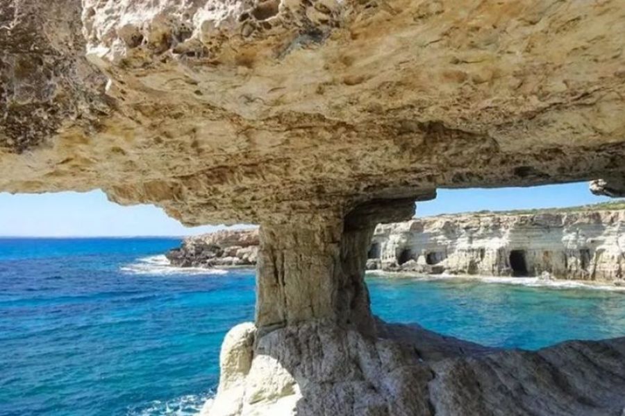 Έπεσε από τις θαλασσινές σπηλιές Αγίας Νάπας- Τραυματισμός ατόμου