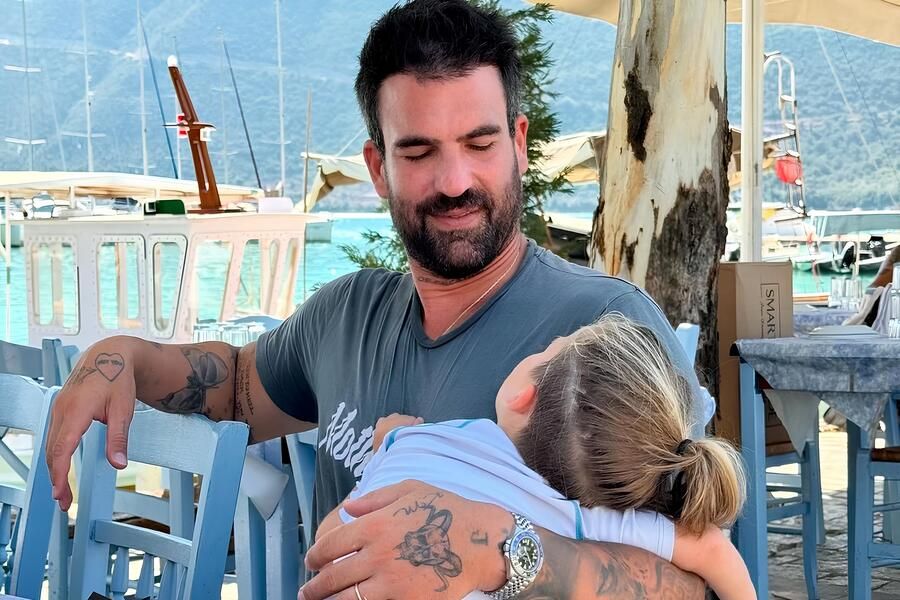 Δημήτρης Αλεξάνδρου: Διακοπές με τον γιο του, Πάρη στην Λευκάδα Δημήτρης Αλεξάνδρου: Διακοπές με τον γιο του, Πάρη στην Λευκάδα