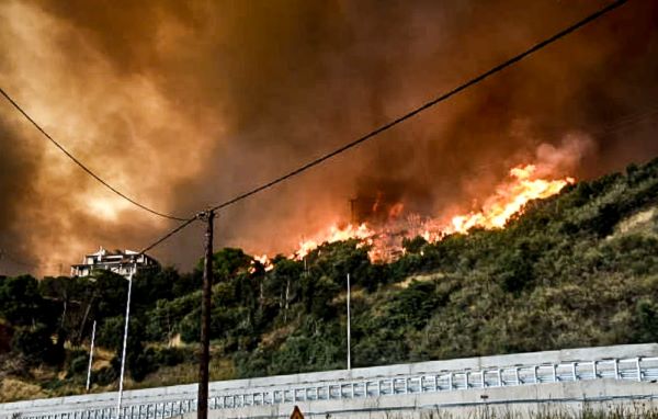 Ανεξέλεγκτες οι πυρκαγιές σε Αχαΐα και Χίο Ανεξέλεγκτες οι πυρκαγιές σε Αχαΐα και Χίο