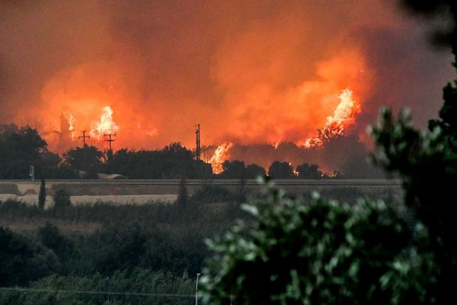 Ανεξέλεγκτες οι πυρκαγιές σε Αχαΐα και Χίο