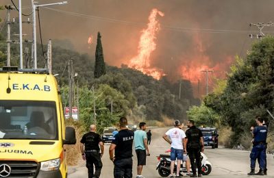 Στις φλόγες η Ελλάδα - Ανεξέλεγκτα μέτωπα 
