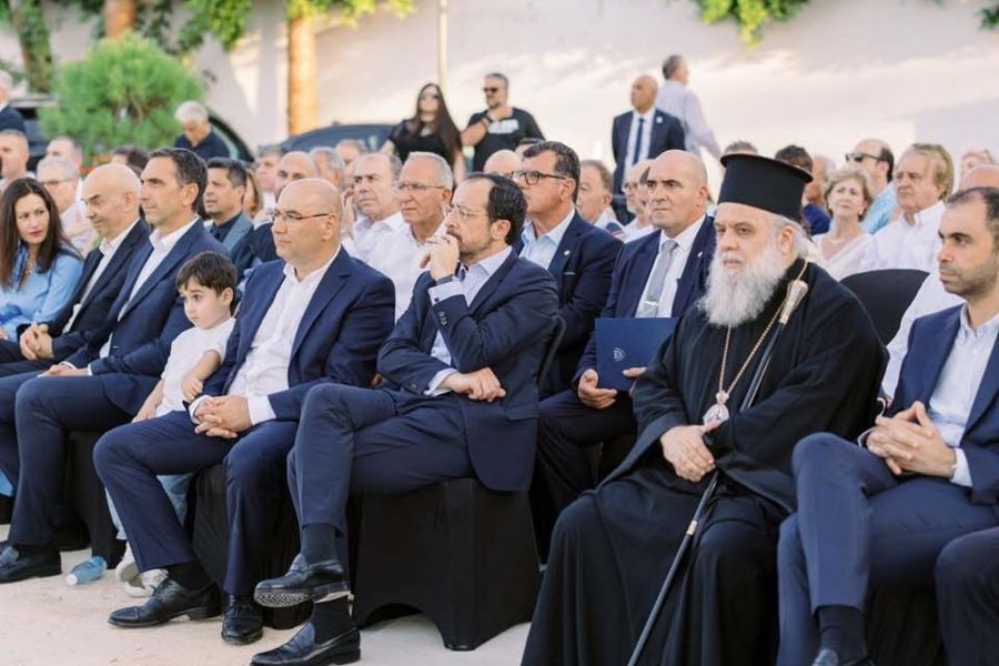 Κοντράρονται αν είναι fake φωτογραφία του προέδρου με μάνα ΕΛΑΜίτισσας
