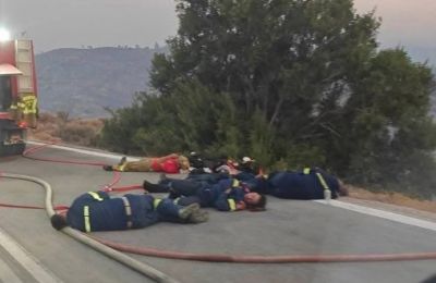 Χίος: Σπάει καρδιές φωτογραφία με τους εξαντλημένους πυροσβέστες