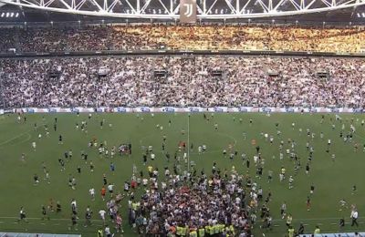 Διακοπή στο 52’ με ειρηνικό «ντου» φιλάθλων (vid)