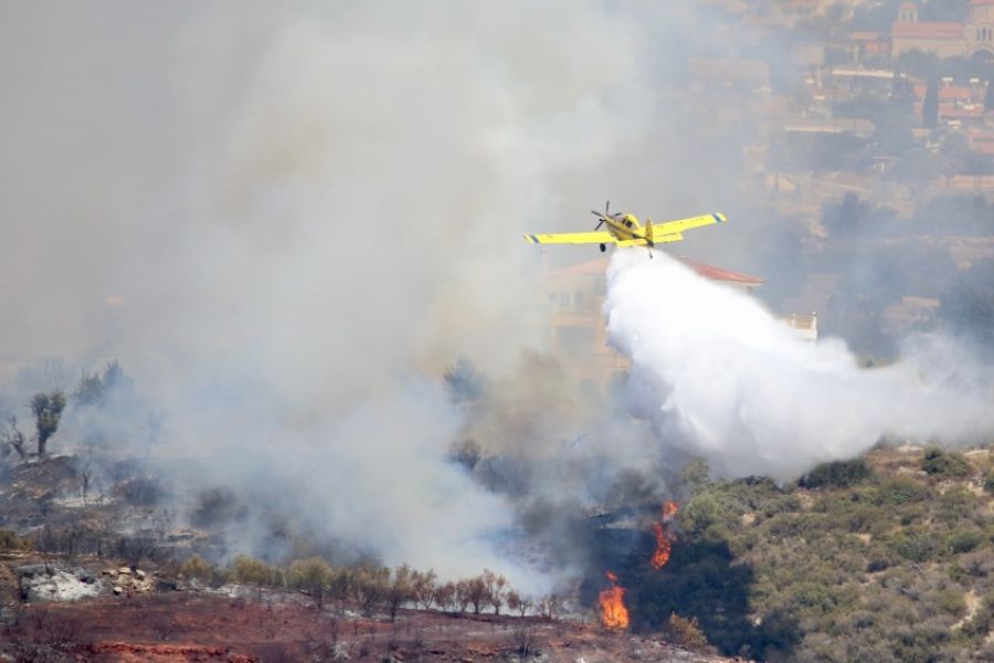 Δασική πυρκαγιά στον Δελίκηπο- Στη μάχη και πτητικά