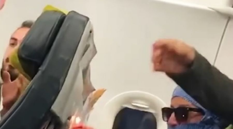 Προσπάθησε να βάλει φωτιά στο αεροπλάνο