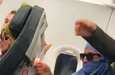 Προσπάθησε να βάλει φωτιά στο αεροπλάνο