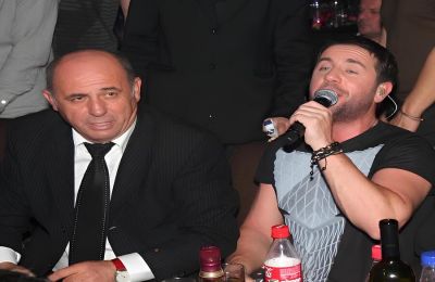  Δεν γνώριζε ότι τα συγγενικά του πρόσωπα εισηγήθηκαν τον εγκλεισμό του γιου του σε ψυχιατρείο.