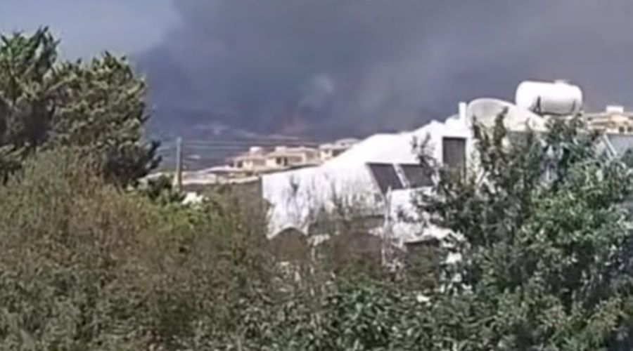Στην περιοχή πνέουν άνεμοι καθιστώντας το έργο της κατάσβεσης δύσκολο