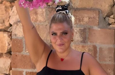 Η Δανάη Μπάρκα βρίσκεται στη Σύρο και οι φωτογραφίες της με μπικίνι είναι υπέροχες