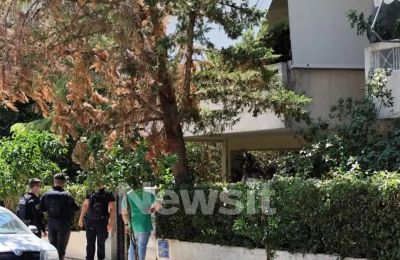 Η πολυκατοικία μπροστά στην οποία βρέθηκε νεκρή η 47χρονη μετά την επίθεση με μαχαίρι από τον 28χρονο στο Χαλάνδρι