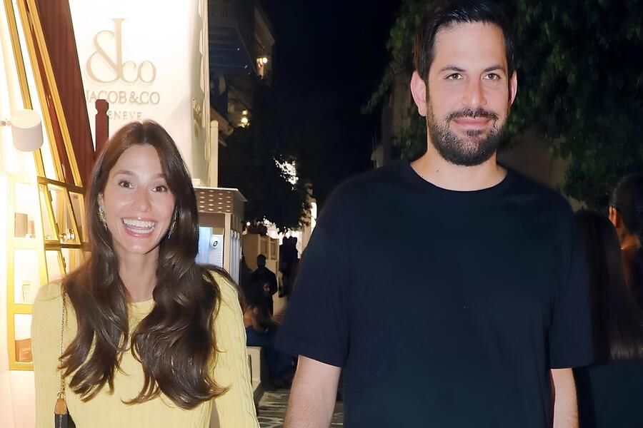 Παπαγεωργίου– Καραβασάνης: Χέρι – χέρι στα σοκάκια της Μυκόνου Παπαγεωργίου– Καραβασάνης: Χέρι – χέρι στα σοκάκια της Μυκόνου