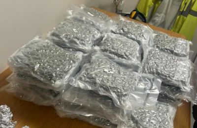 Εντοπίστηκαν και κατασχέθηκαν 40 συσκευασίες οι οποίες περιείχαν ποσότητα κάνναβης, μικτού βάρους 22 κιλών και 546 γραμμαρίων περίπου.