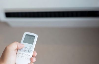 Σήματα κινδύνου: Αν το κλιματιστικό μυρίζει άσχημα ή προκαλεί υγρασία στον χώρο, σταματήστε τη χρήση και ζητήστε τεχνικό έλεγχο.
