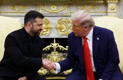 Χειραψία του Βολοντίμιρ Ζελένσκι με τον Ντόναλντ Τραμπ στον Λευκό Οίκο / REUTERS/Kevin Lamarque