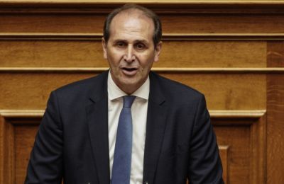Σύμφωνα με τις πληροφορίες, ο κ. Βεσυρόπουλος βρισκόταν στην Ακτή Καλογριάς, στη Σιθωνία Χαλκιδικής όταν αισθάνθηκε αδιαθεσία. Κατέρρευσε και κλήθηκε το ΕΚΑΒ.