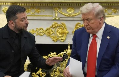 Ο Βολοντίμιρ Ζελένσκι συνομιλεί με τον Ντόναλντ Τραμπ στον Λευκό Οίκο / AP Photo