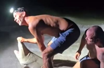 Ο καρχαρίας του ξέφυγε και βύθισε τα δόντια του στο πόδι του άνδρα που πόζαρε