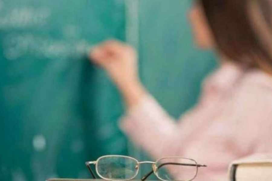 Διόρισαν δασκάλα που κάνει χημειοθεραπείες μακριά από την βάση της