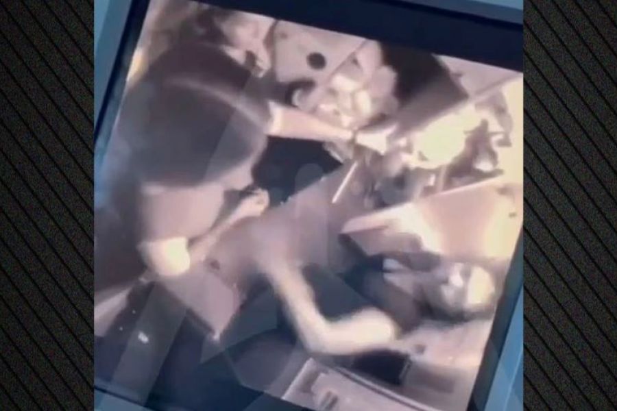 Βίντεο: Γρονθοκόπησε αεροσυνοδό επειδή δεν την άφησε να πάρει τηλέφωνο Βίντεο: Γρονθοκόπησε αεροσυνοδό επειδή δεν την άφησε να πάρει τηλέφωνο