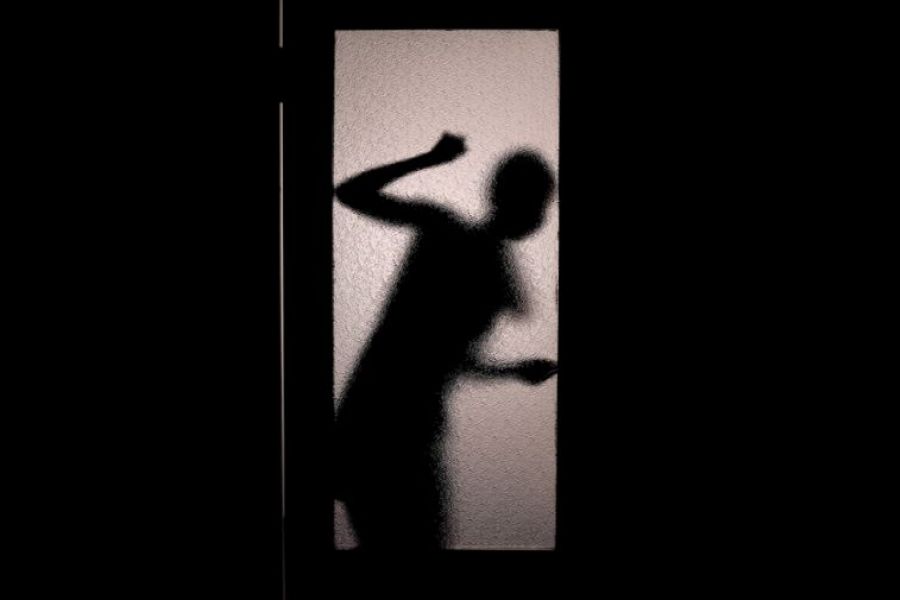 Παγιδευμένη σε δωμάτιο σώθηκε χάρη σε μήνυμα που έγραψε με το αίμα της