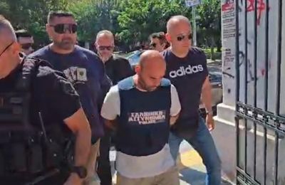Ο 40χρονος, που προφυλακίστηκε, ισχυρίστηκε ότι η γυναίκα τον προκάλεσε και τον προσέβαλε ως άνδρα-