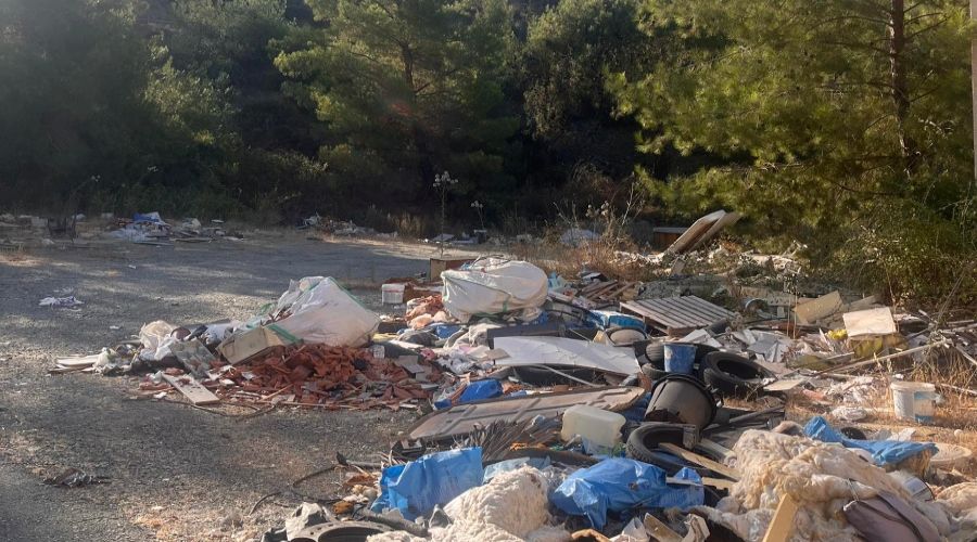 Πολίτης, σε ανάρτησή του στην ομάδα των «Καιρόφιλων Κύπρου» στο Facebook, δημοσίευσε φωτογραφία από σημείο στην περιοχή Αγίας Παρασκευής που ασυνείδητοι πετάνε λογής απόβλητα