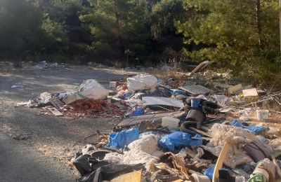 Πολίτης, σε ανάρτησή του στην ομάδα των «Καιρόφιλων Κύπρου» στο Facebook, δημοσίευσε φωτογραφία από σημείο στην περιοχή Αγίας Παρασκευής που ασυνείδητοι πετάνε λογής απόβλητα