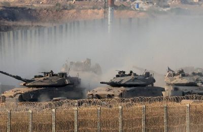 Αψηφά τη διεθνή πίεση για να βάλει τέλος στην επίθεση