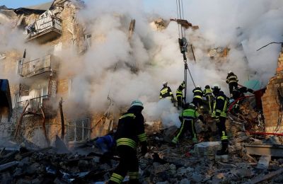 Σωστικά συνεργεία επιχειρούν στο Κίεβο το πρωί της Πέμπτης, μετά το ρωσικό σφυροκόπημα (Reuters)