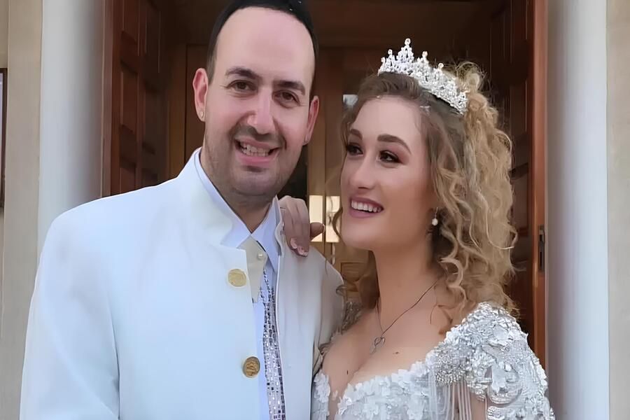 Συγκινεί τo δημόσιο «σ’ αγαπώ» του Μαυρίκιου στην Ιλάειρα Συγκινεί τo δημόσιο «σ’ αγαπώ» του Μαυρίκιου στην Ιλάειρα