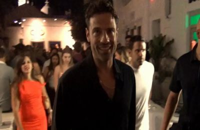 Η κάμερα τον συνάντησε πριν βαφτίσει τον γιο του