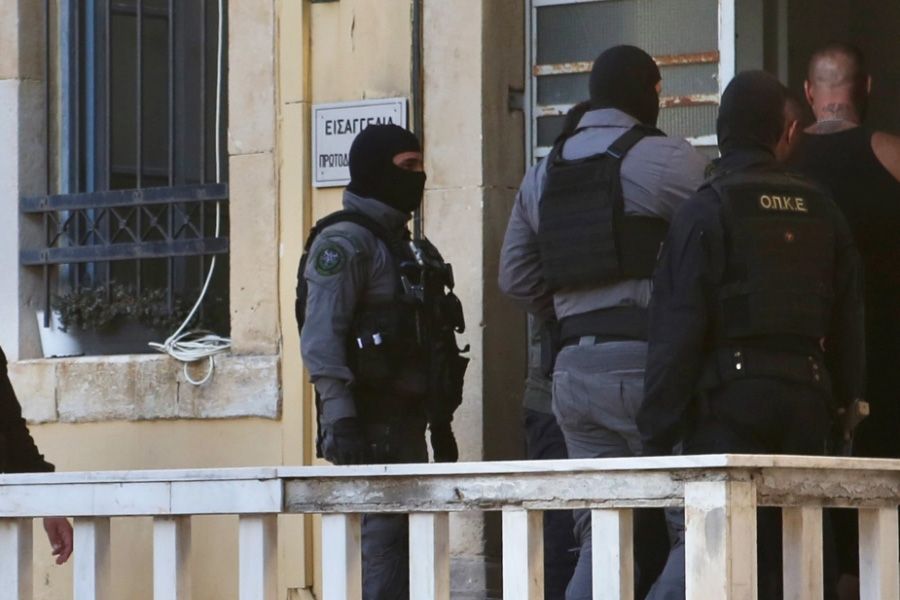 Μαφία στην Κρήτη: «Άφησα τη σακούλα στο παράθυρο της γιαγιάς» Μαφία στην Κρήτη: «Άφησα τη σακούλα στο παράθυρο της γιαγιάς»