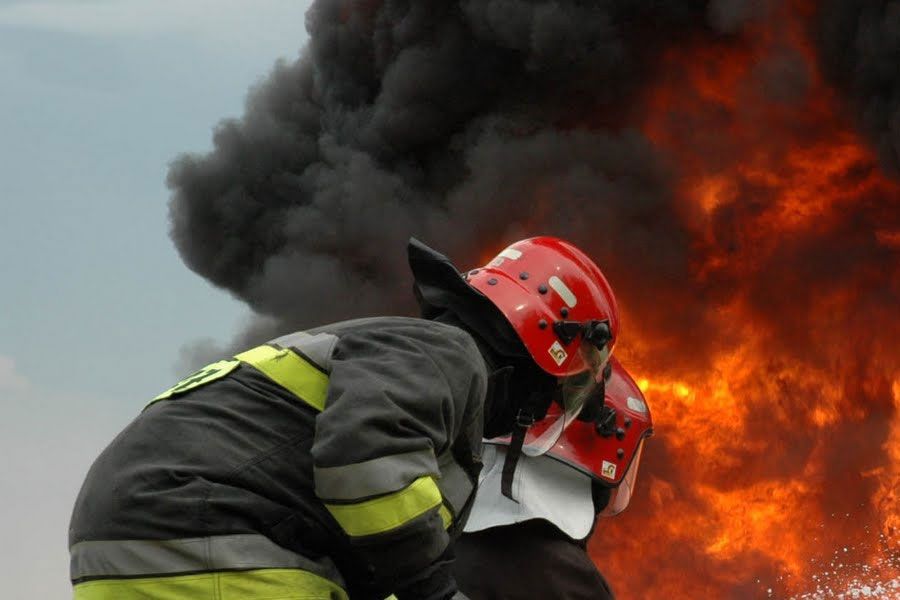 Πυρκαγιά από σμυρίλιο στη Γεράσα Πυρκαγιά από σμυρίλιο στη Γεράσα