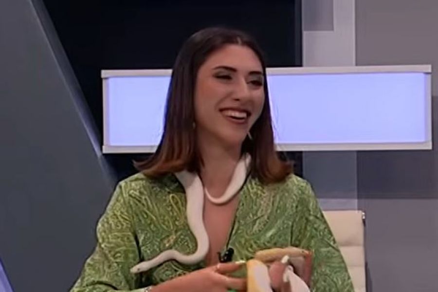 Κύπρια γητεύτρια φιδιών ζει με τεράστια φίδια στο δωμάτιό της (ΒΙΝΤΕΟ)