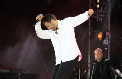 Οι κερκίδες γέμισαν με χιλιάδες κόσμο 