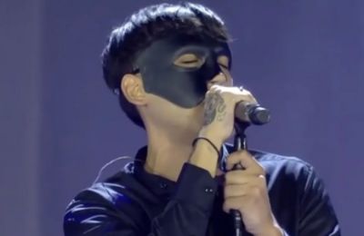Ποιος είναι Sicario που εμφανίστηκε στη συναυλία για τον Καζαντζίδη