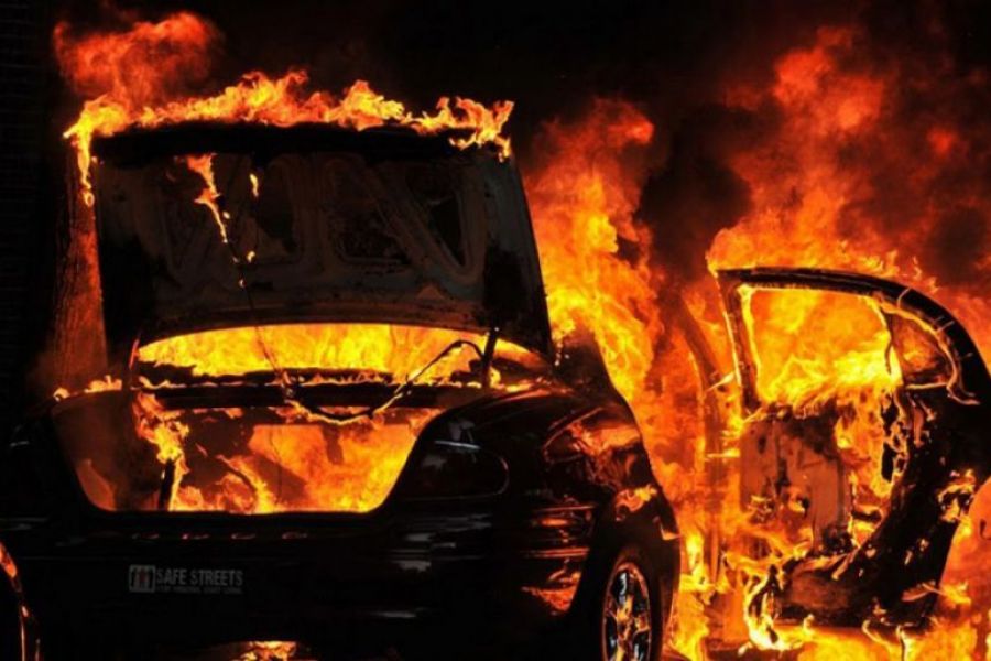 Στις φλόγες 4 αμάξια στη Λάρνακα