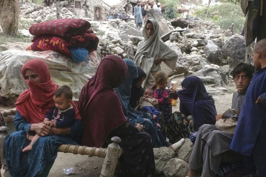 Πεθαίνουν στα ερείπια επειδή οι Ταλιμπάν απαγορεύουν να τις αγγίζουν Πεθαίνουν στα ερείπια επειδή οι Ταλιμπάν απαγορεύουν να τις αγγίζουν