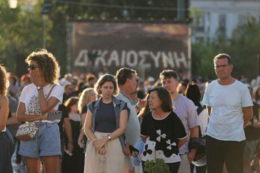Με μολότοφ και χημικά η συγκέντρωση για τα Τέμπη Με μολότοφ και χημικά η συγκέντρωση για τα Τέμπη