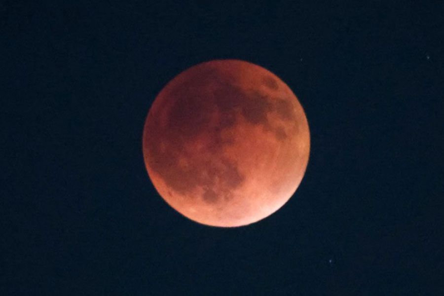 Μάγεψε το ματωμένο φεγγάρι-Γιατί είχε κόκκινο χρώμα στην ολική έκλειψη Μάγεψε το ματωμένο φεγγάρι-Γιατί είχε κόκκινο χρώμα στην ολική έκλειψη