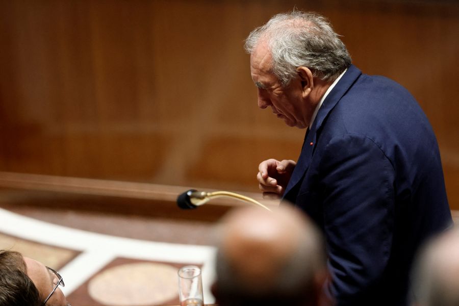 Κατέρρευσε η κυβέρνηση στη Γαλλία Κατέρρευσε η κυβέρνηση στη Γαλλία