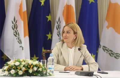 «Εν της παπαθκιάς τα ξύλα τώρα;», ρώτησε η Έμιλυ Γιολίτη, για να τη… ρωτήσει ο Γιώργος Παμπορρίδης αν πρέπει να στείλει υφιστάμενους να ζητήσουν εντάλματα έρευνας των κατοικιών τους