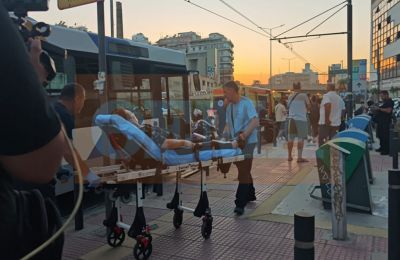 Τραμ έπεσε πάνω σε λεωφορείο που αποβίβαζε επιβάτες
