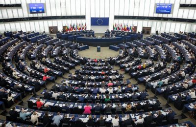 Αντιδράσεις αφού η Μέτσολα απέρριψε την ενέργεια, επικαλούμενη τον κανονισμό που ορίζει ότι τα λεπτά σιγής ανακοινώνονται από την Πρόεδρο