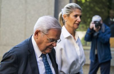 Κατά τη διάρκεια της ακρόασης, απευθύνθηκε στο δικαστήριο με δάκρυα στα μάτια
