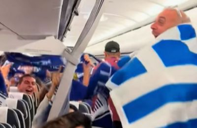  Συνθήματα και μέσα στο αεροπλάνο